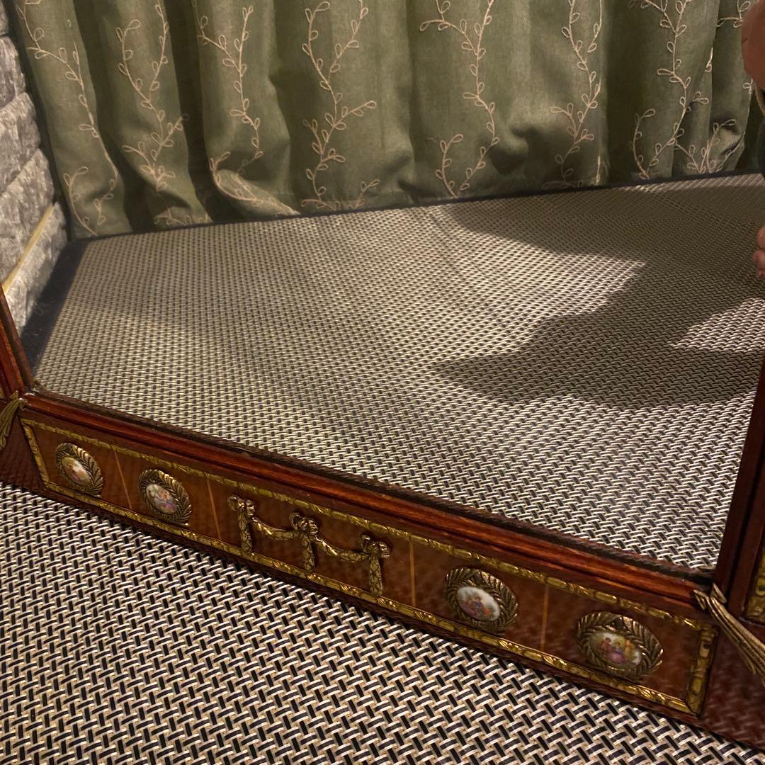 装飾的な壁掛け鏡 大きめ　フランスルイススタイルの鏡です。アンティーク