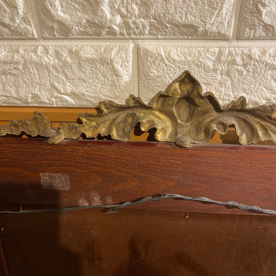 装飾的な壁掛け鏡 大きめ　フランスルイススタイルの鏡です。アンティーク