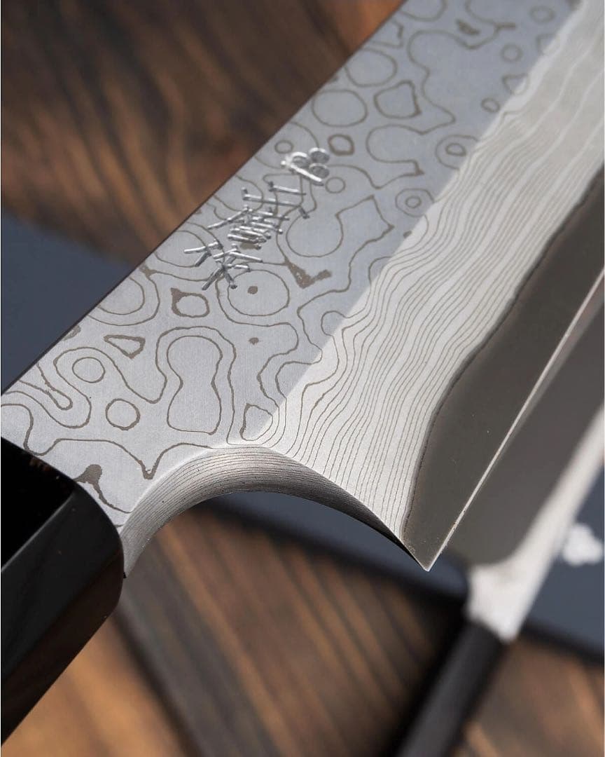 二唐刃物　暗紋ダマスカス黒槌目　青二先丸柳刃300