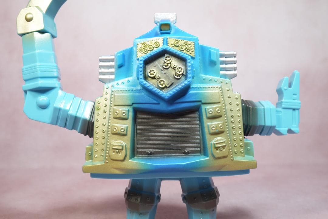 円谷コミニケーションズ　怪獣郷　クレージーゴン　ソフビ