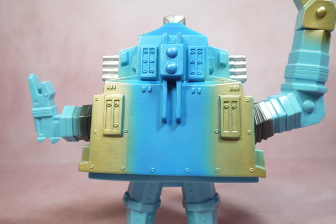 円谷コミニケーションズ　怪獣郷　クレージーゴン　ソフビ