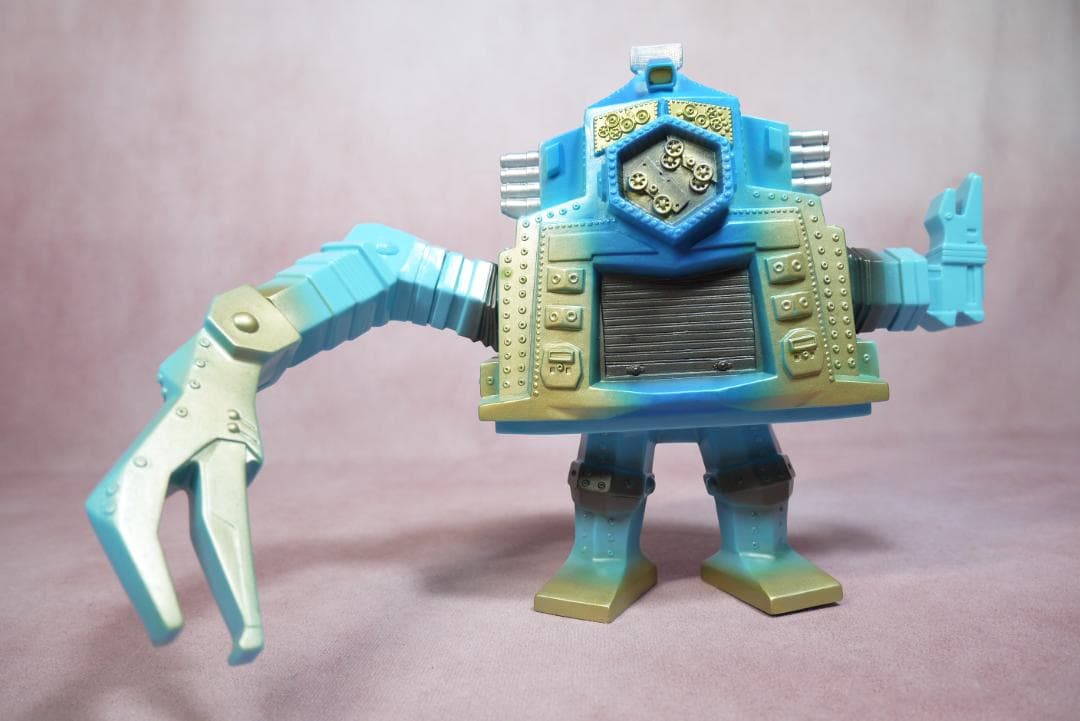 円谷コミニケーションズ　怪獣郷　クレージーゴン　ソフビ