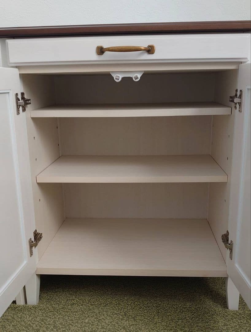 白色キャビネット棚 上部ガラス面引き出し付き