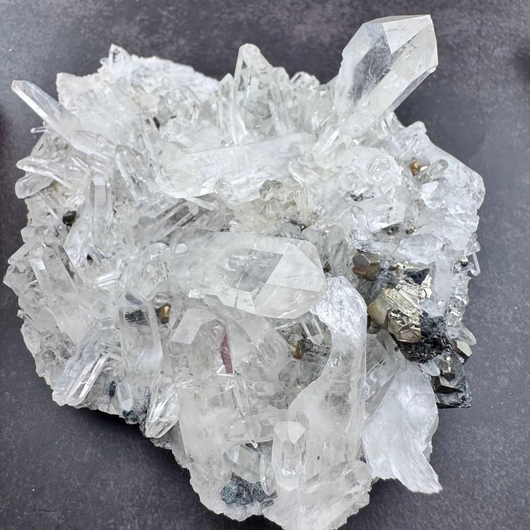 G-129パイライト共生 水晶クラスター 黄鉄鉱 自形結晶 鉱物標本 天然石