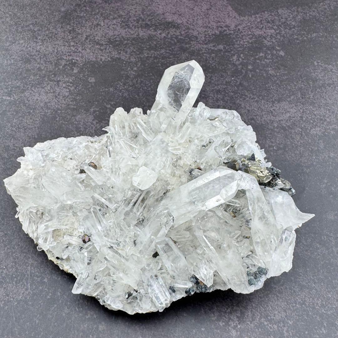 G-129パイライト共生 水晶クラスター 黄鉄鉱 自形結晶 鉱物標本 天然石