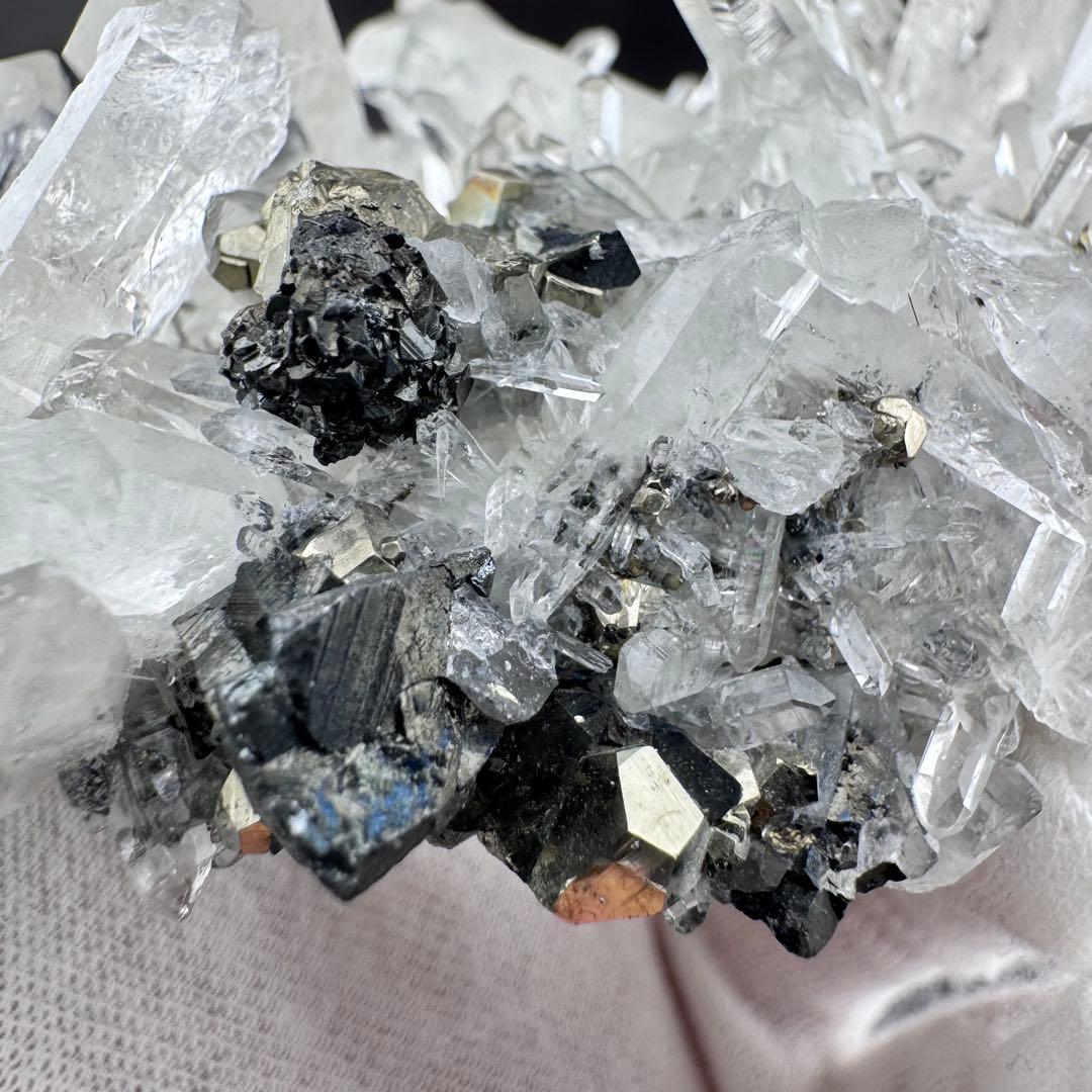 G-129パイライト共生 水晶クラスター 黄鉄鉱 自形結晶 鉱物標本 天然石