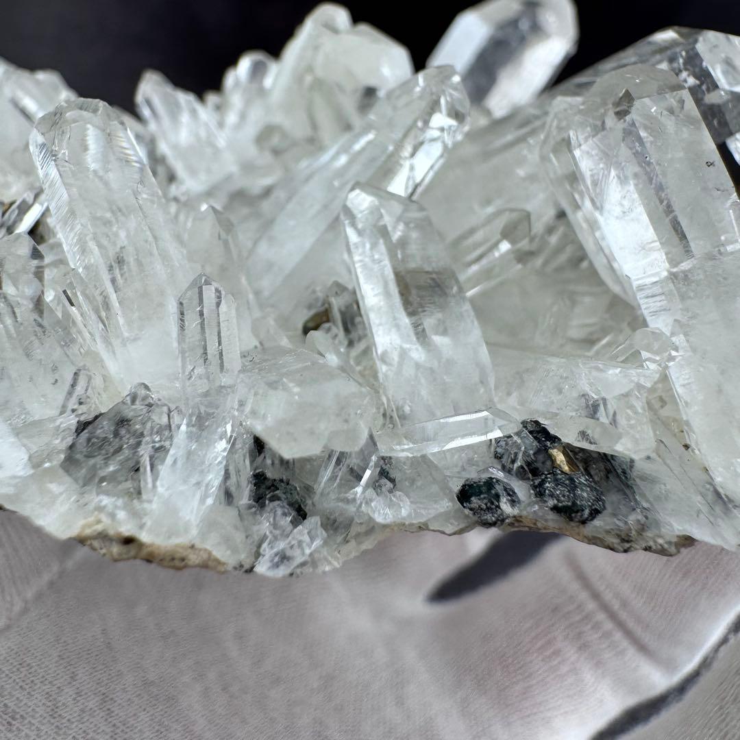 G-129パイライト共生 水晶クラスター 黄鉄鉱 自形結晶 鉱物標本 天然石