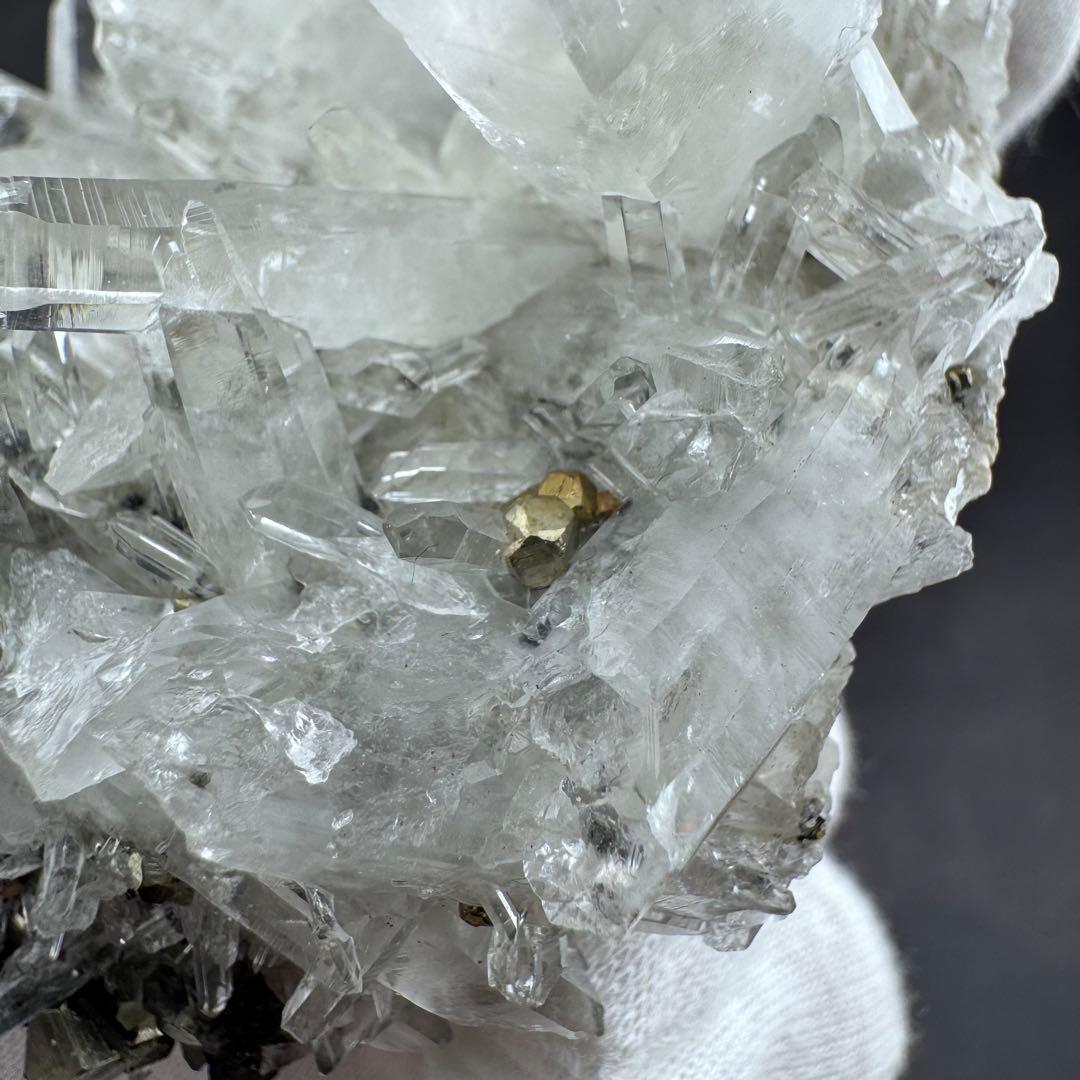G-129パイライト共生 水晶クラスター 黄鉄鉱 自形結晶 鉱物標本 天然石