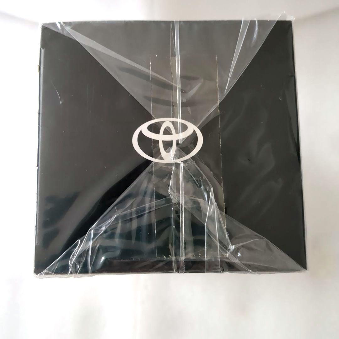 トヨタ HARRIER ミニカー 1/30スケールダイキャスト製 ホワイトパール