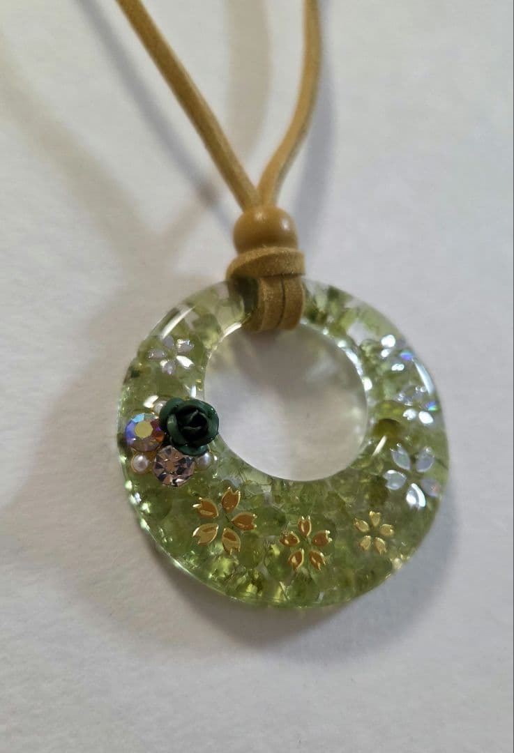 桜・ペリドット天然石レジンネックレス　　　　レジンネックレス　　天然石ネックレス