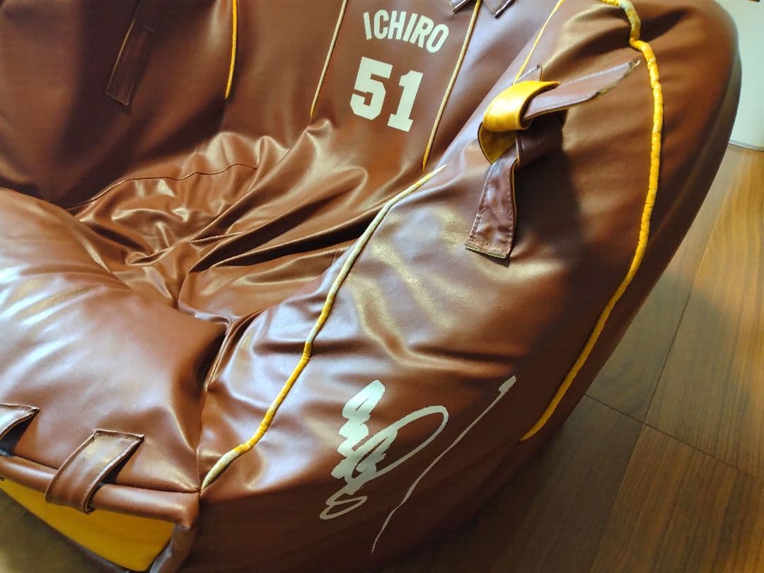 激レア！イチロー サイン入り グローブ型1人掛けソファ