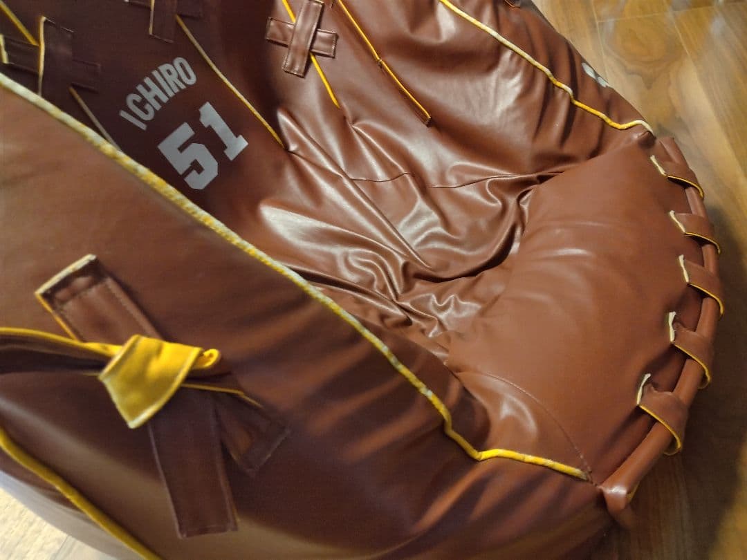 激レア！イチロー サイン入り グローブ型1人掛けソファ