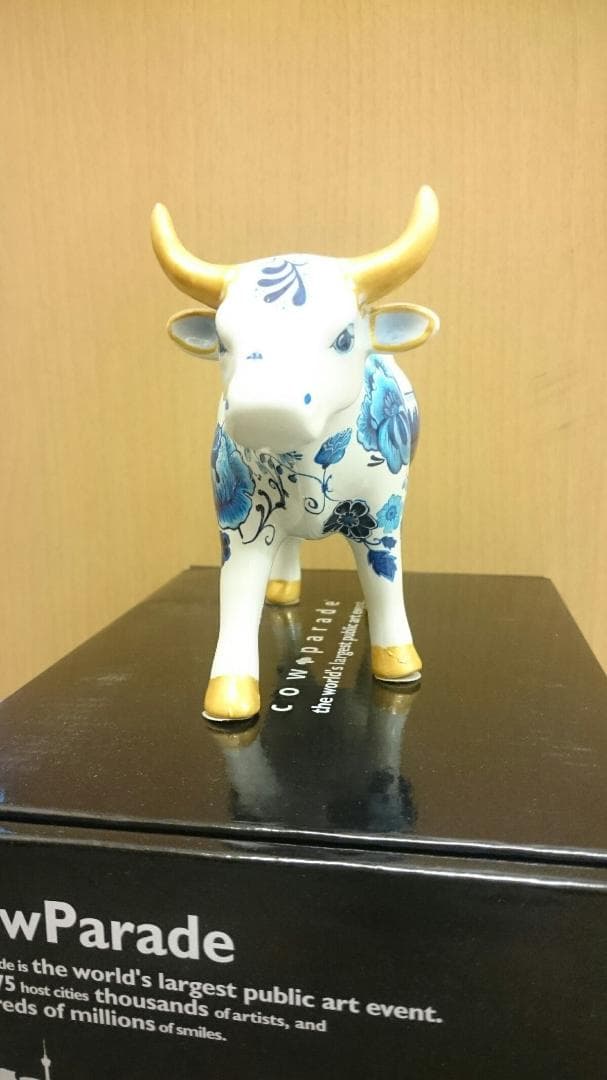 4 CowParade【カウパレード】牛置物 Blue Bone China