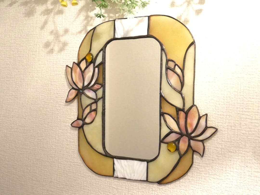✴︎:.。蓮の壁掛け鏡♪　ベージュトーン　ステンドグラス