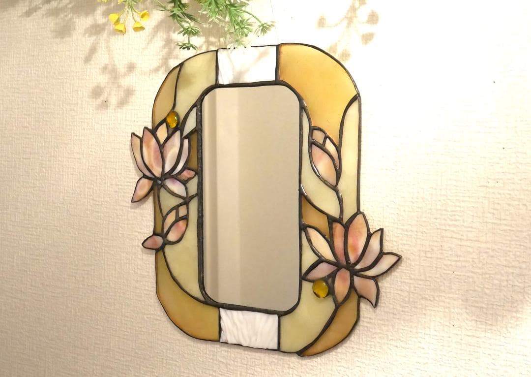 ✴︎:.。蓮の壁掛け鏡♪　ベージュトーン　ステンドグラス