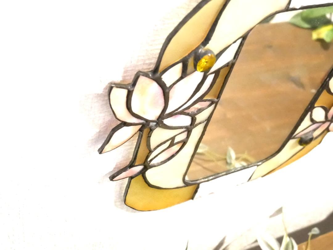 ✴︎:.。蓮の壁掛け鏡♪　ベージュトーン　ステンドグラス