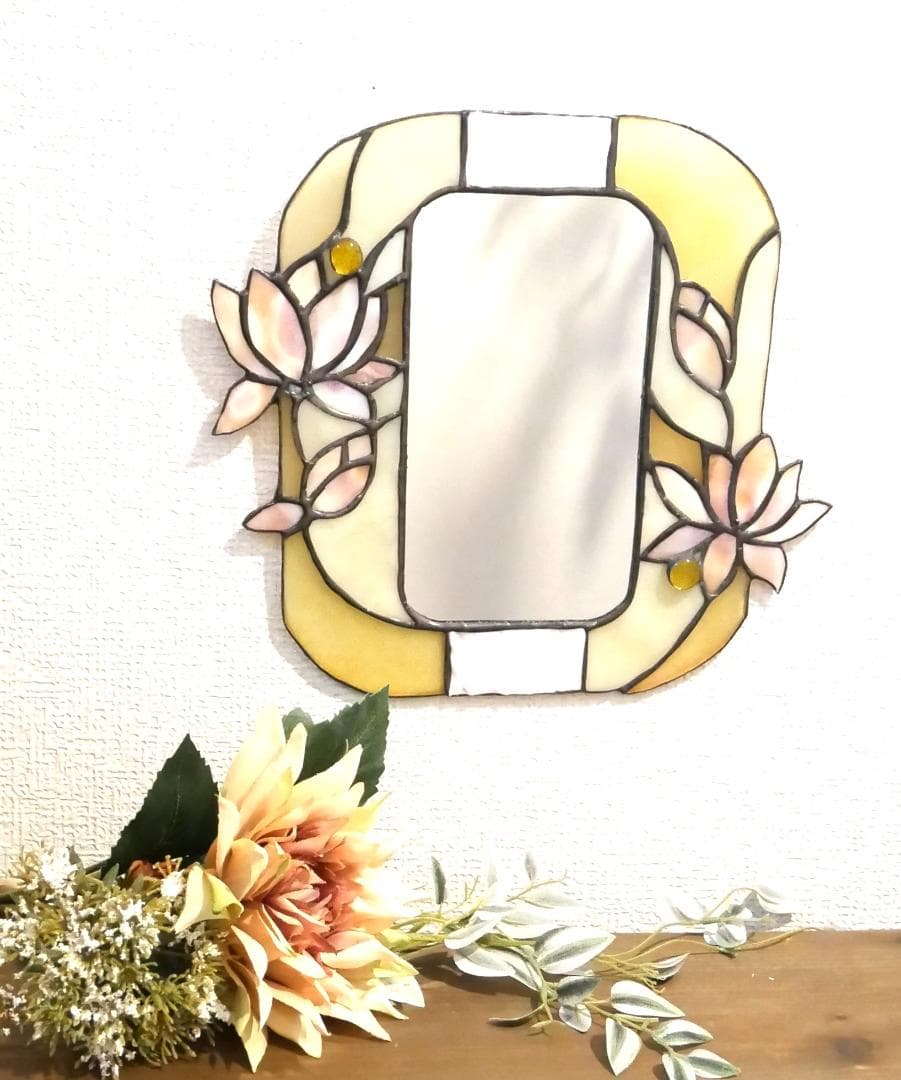 ✴︎:.。蓮の壁掛け鏡♪　ベージュトーン　ステンドグラス