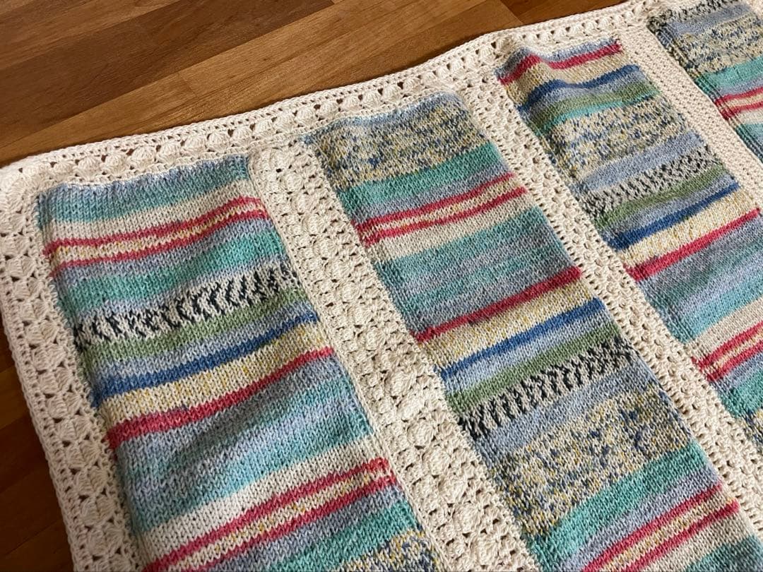 OPAL毛糸ストライプ模様のニットブランケット