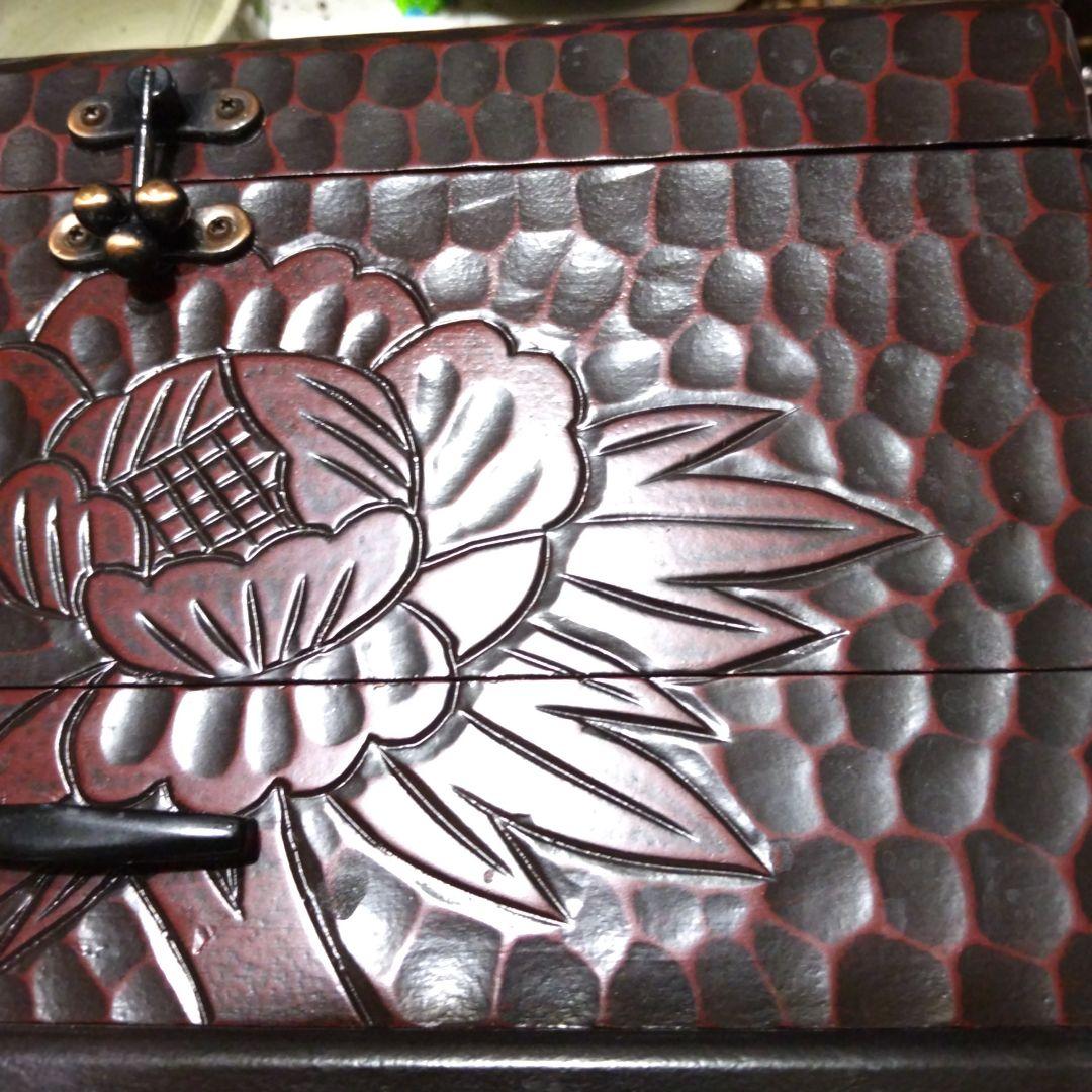 鎌倉彫木製ティッシュボックス 赤黒波模様