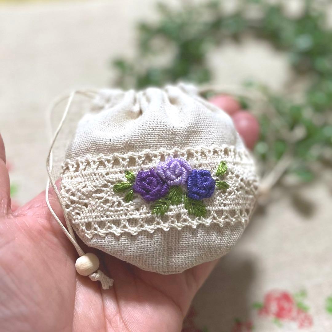 No.2306-62 手のひら巾着サシェ 香り袋  綿麻 レース ローズ刺繍 紫