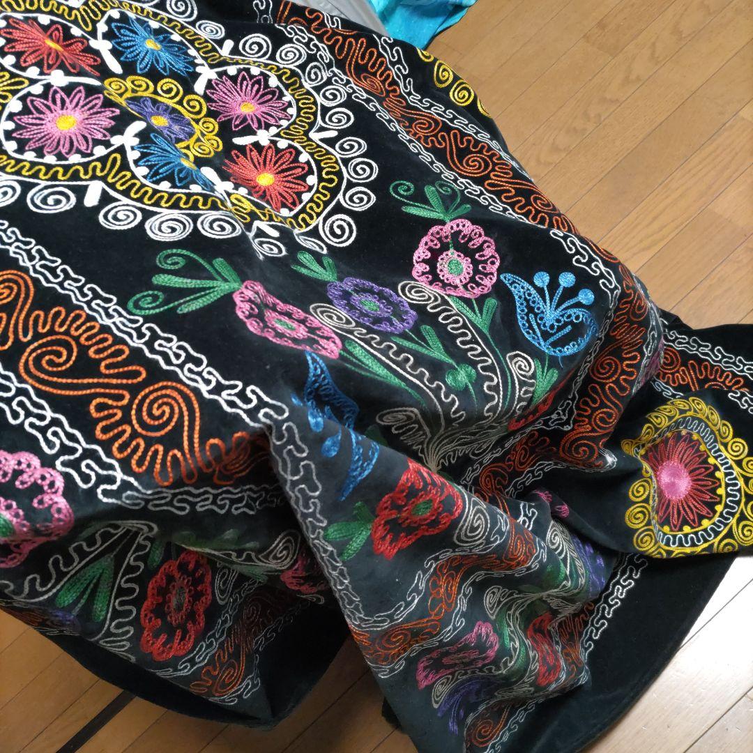 値下げ❗《山岳民族、刺繍布地》(新品)黒ベロア地にカラフルなミシン刺繍858