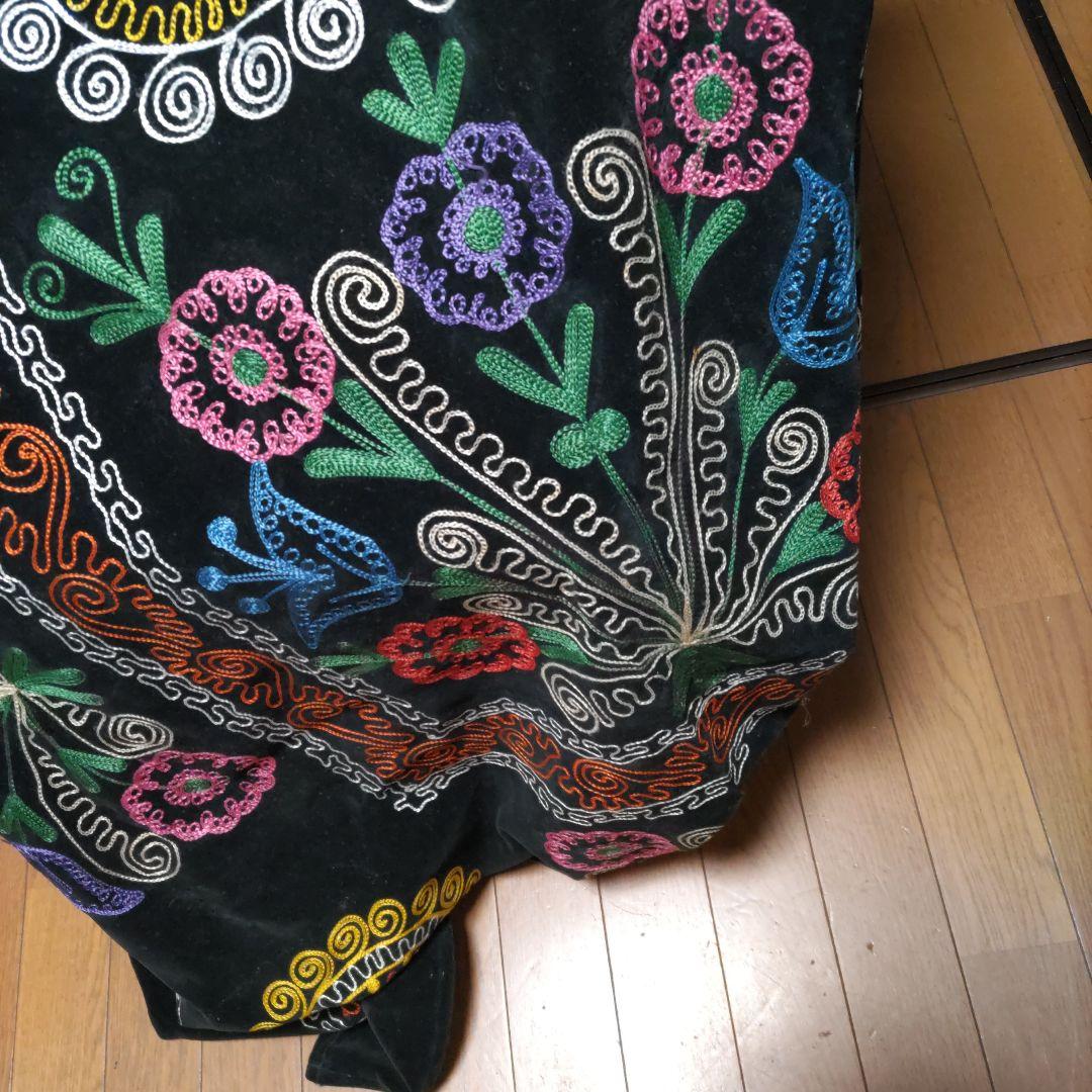 値下げ❗《山岳民族、刺繍布地》(新品)黒ベロア地にカラフルなミシン刺繍858