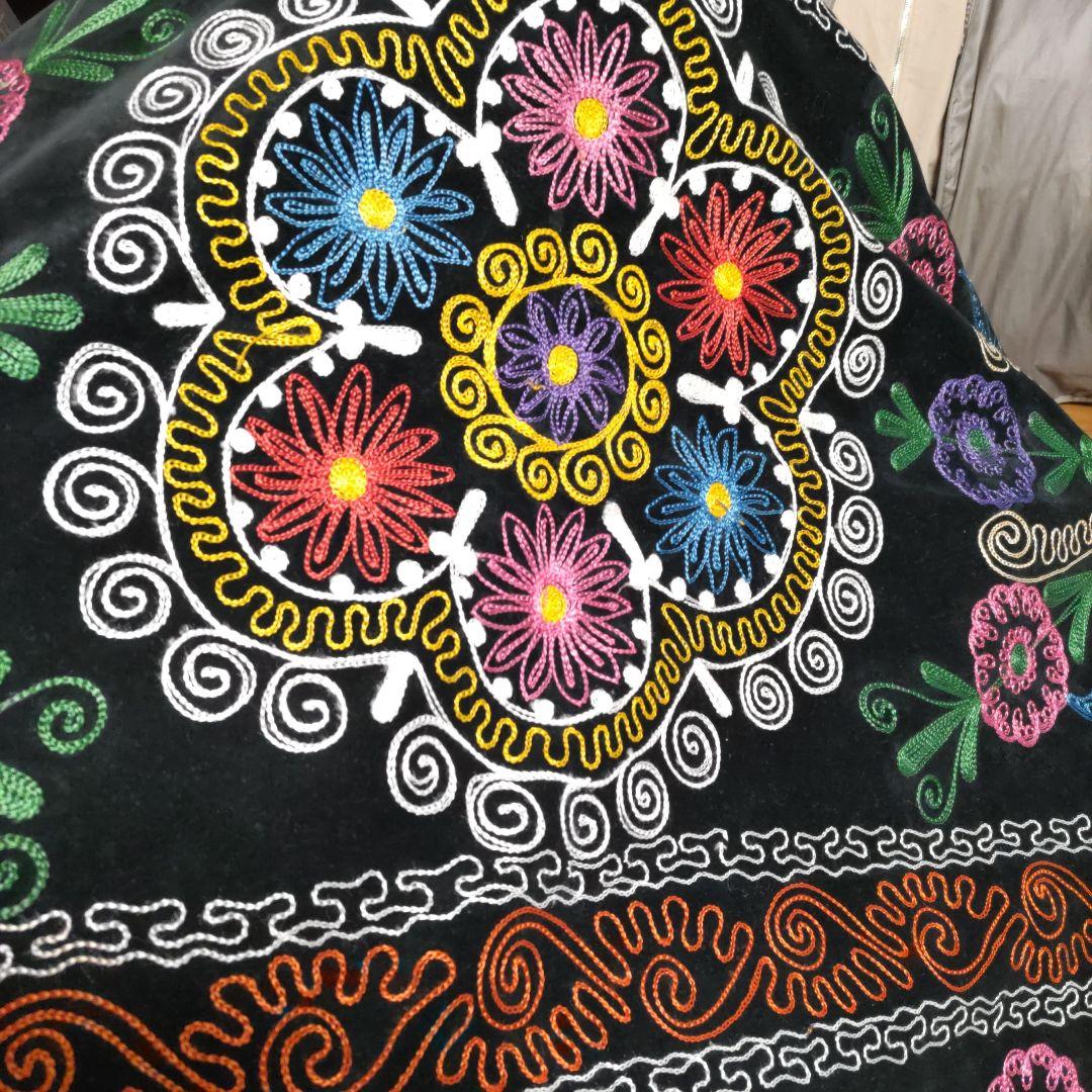 値下げ❗《山岳民族、刺繍布地》(新品)黒ベロア地にカラフルなミシン刺繍858