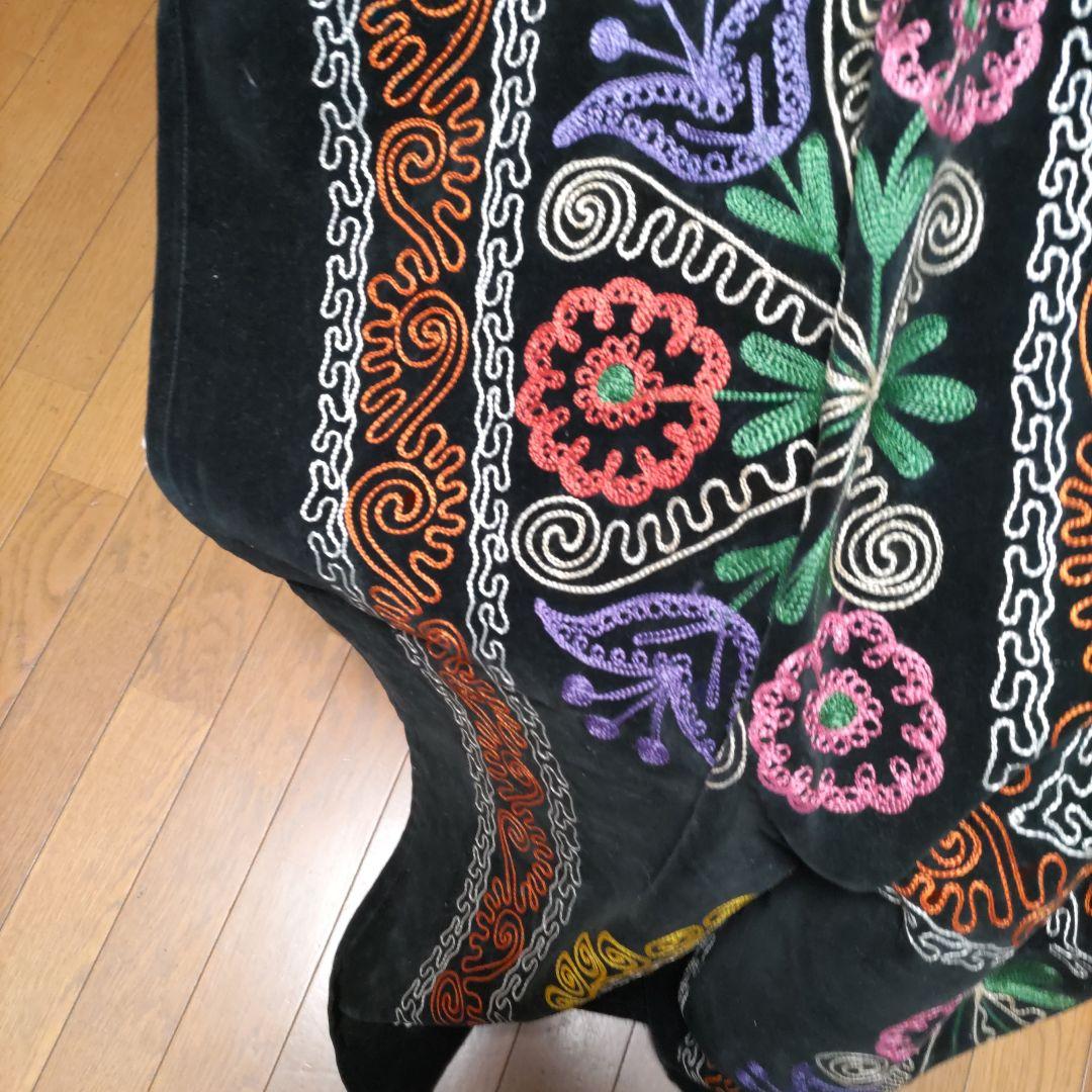 値下げ❗《山岳民族、刺繍布地》(新品)黒ベロア地にカラフルなミシン刺繍858