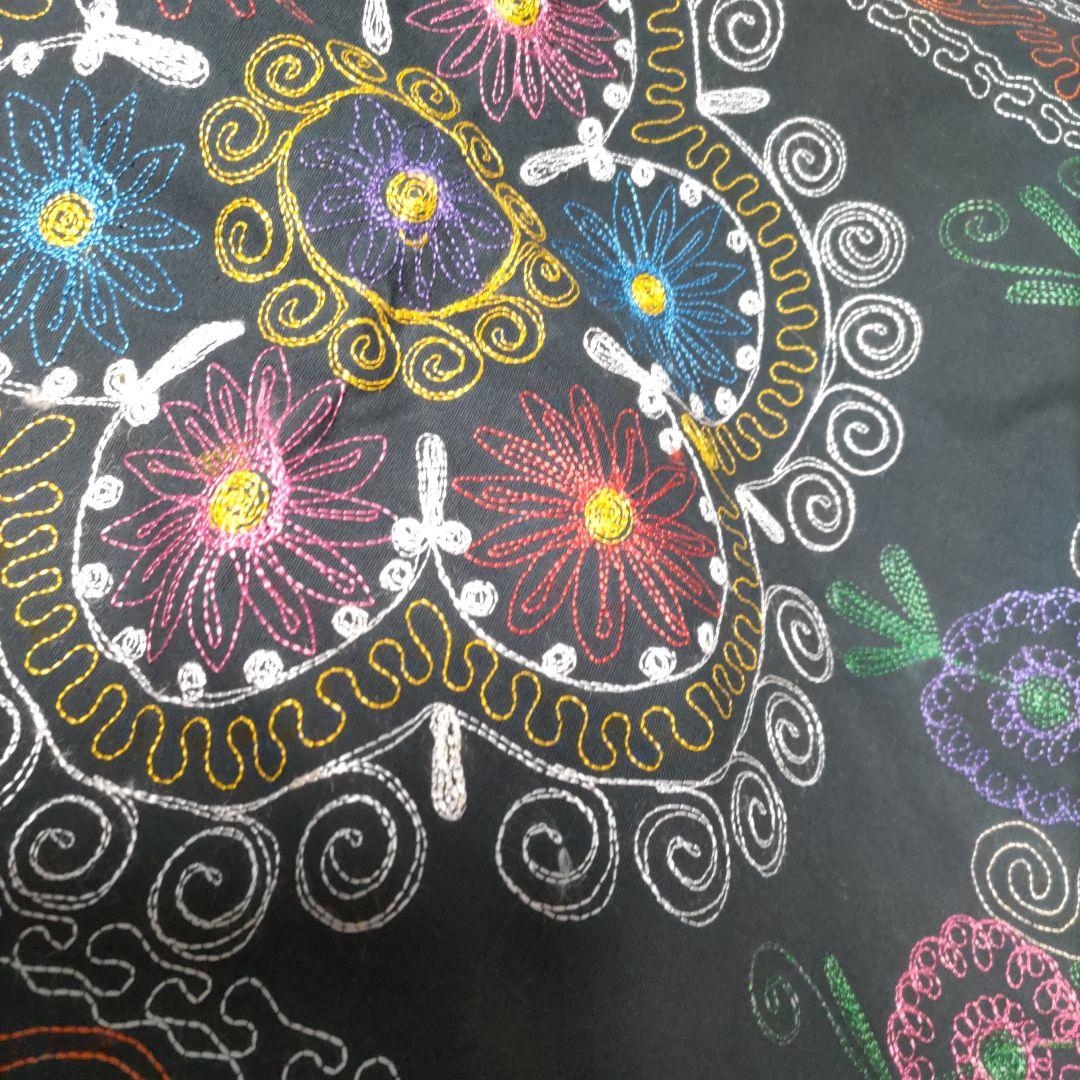 値下げ❗《山岳民族、刺繍布地》(新品)黒ベロア地にカラフルなミシン刺繍858