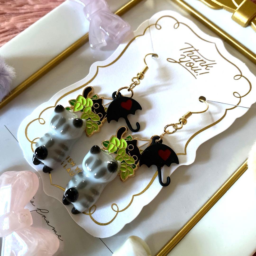 ☆アンブレラと黒猫がひょっこり！シマシマ猫ちゃんピアス☆