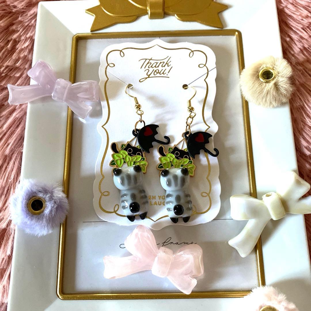 ☆アンブレラと黒猫がひょっこり！シマシマ猫ちゃんピアス☆