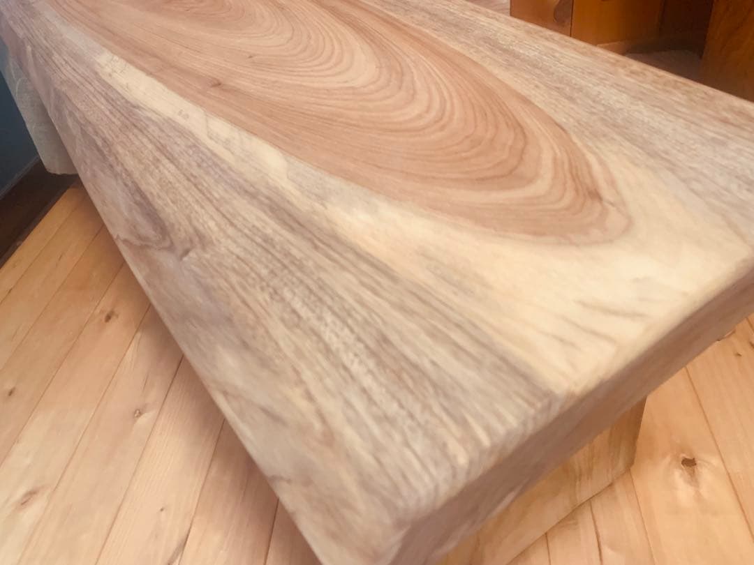 夏セール✨両側の自然な流れ杢目の面白い天板❣️B:楠サイドテーブル、ベンチ