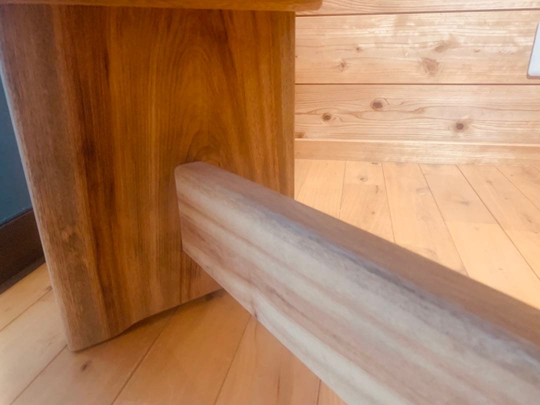 夏セール✨両側の自然な流れ杢目の面白い天板❣️B:楠サイドテーブル、ベンチ