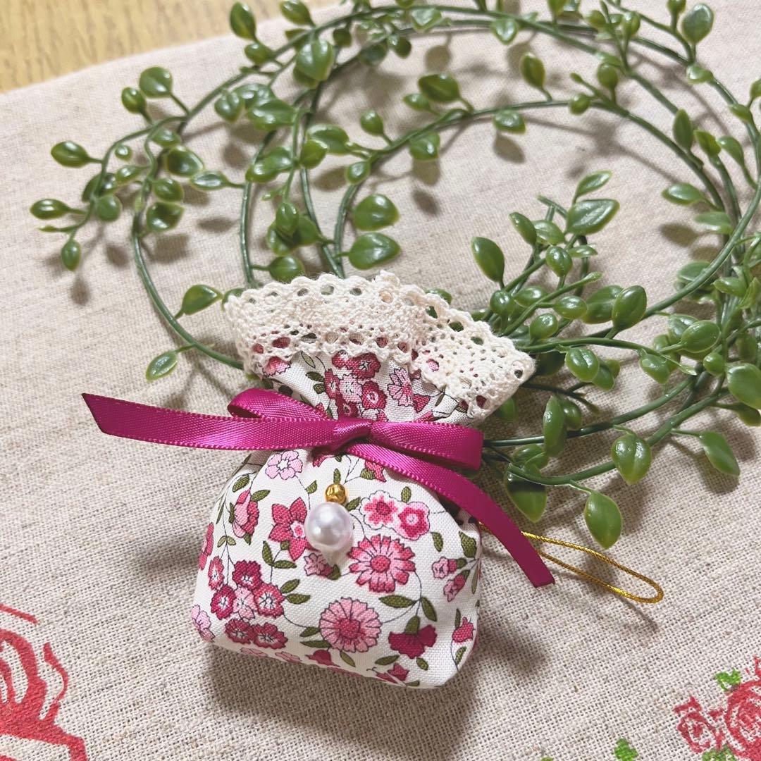 No.2302-21 ミニストラップサシェ（香り袋）春の小花柄＊パール ①