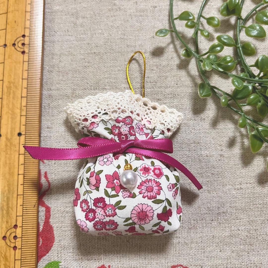 No.2302-21 ミニストラップサシェ（香り袋）春の小花柄＊パール ①