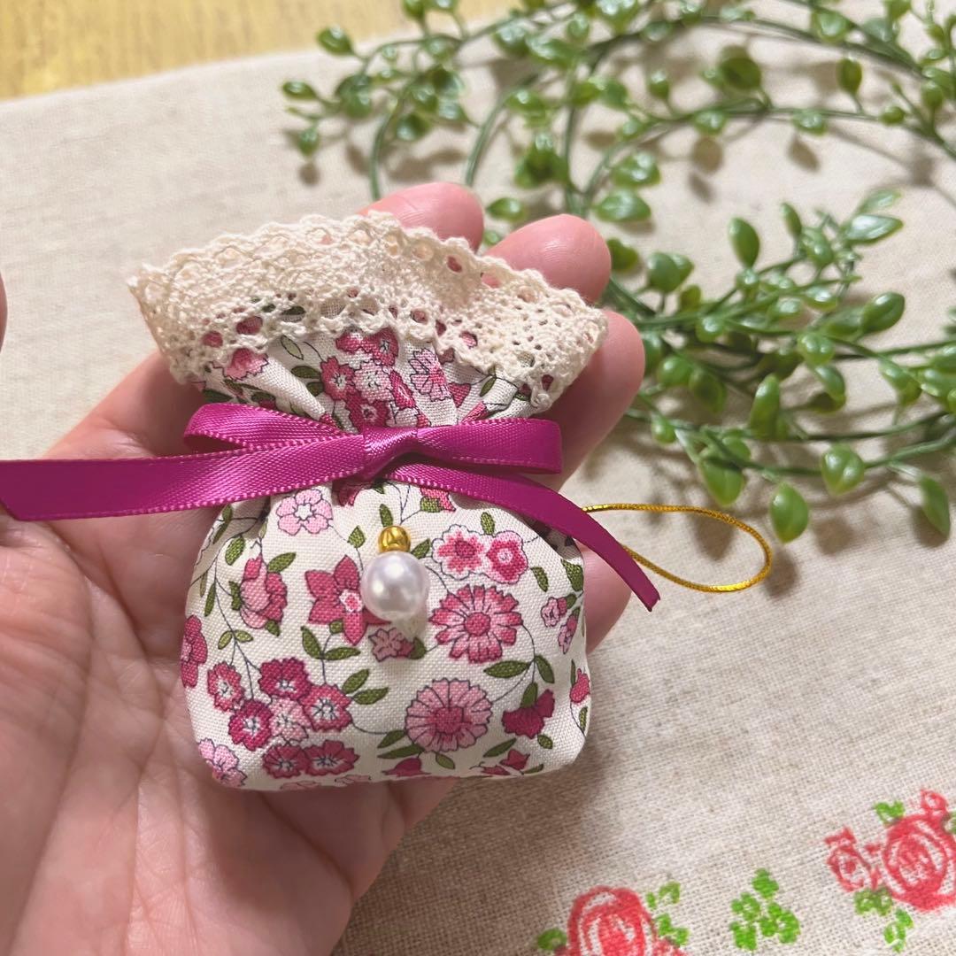 No.2302-21 ミニストラップサシェ（香り袋）春の小花柄＊パール ①