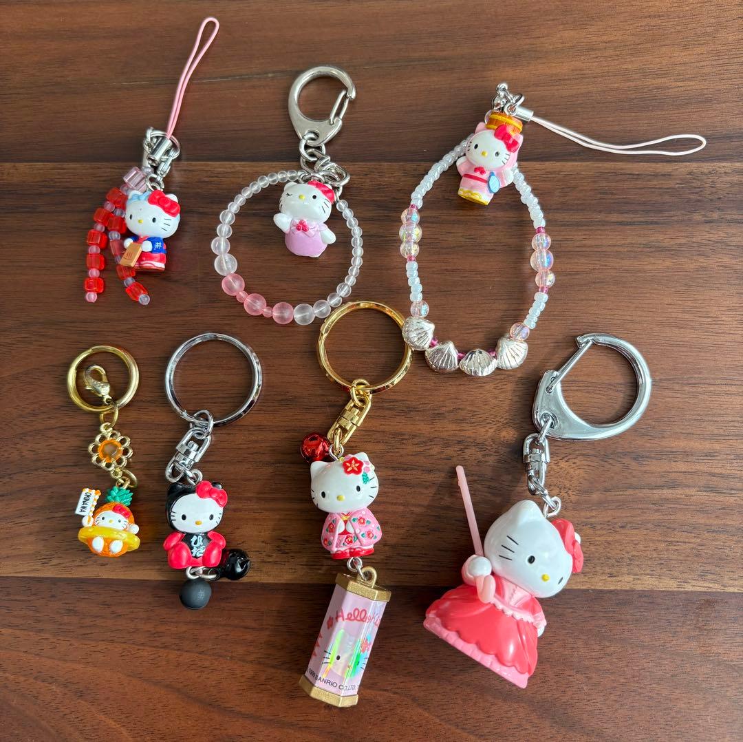 美品♡ご当地キティ根付け、キーホルダー、ピンズ　60個まとめ売り＋りんごキティ缶