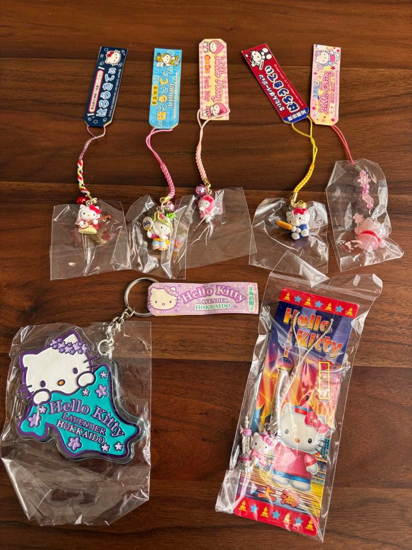 美品♡ご当地キティ根付け、キーホルダー、ピンズ　60個まとめ売り＋りんごキティ缶