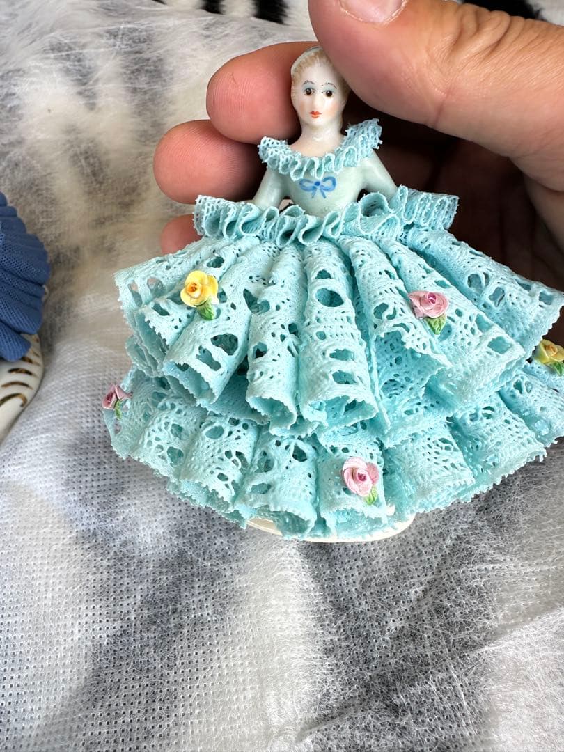 陶器製フリル人形 青色と緑色