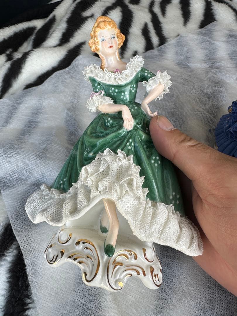 陶器製フリル人形 青色と緑色