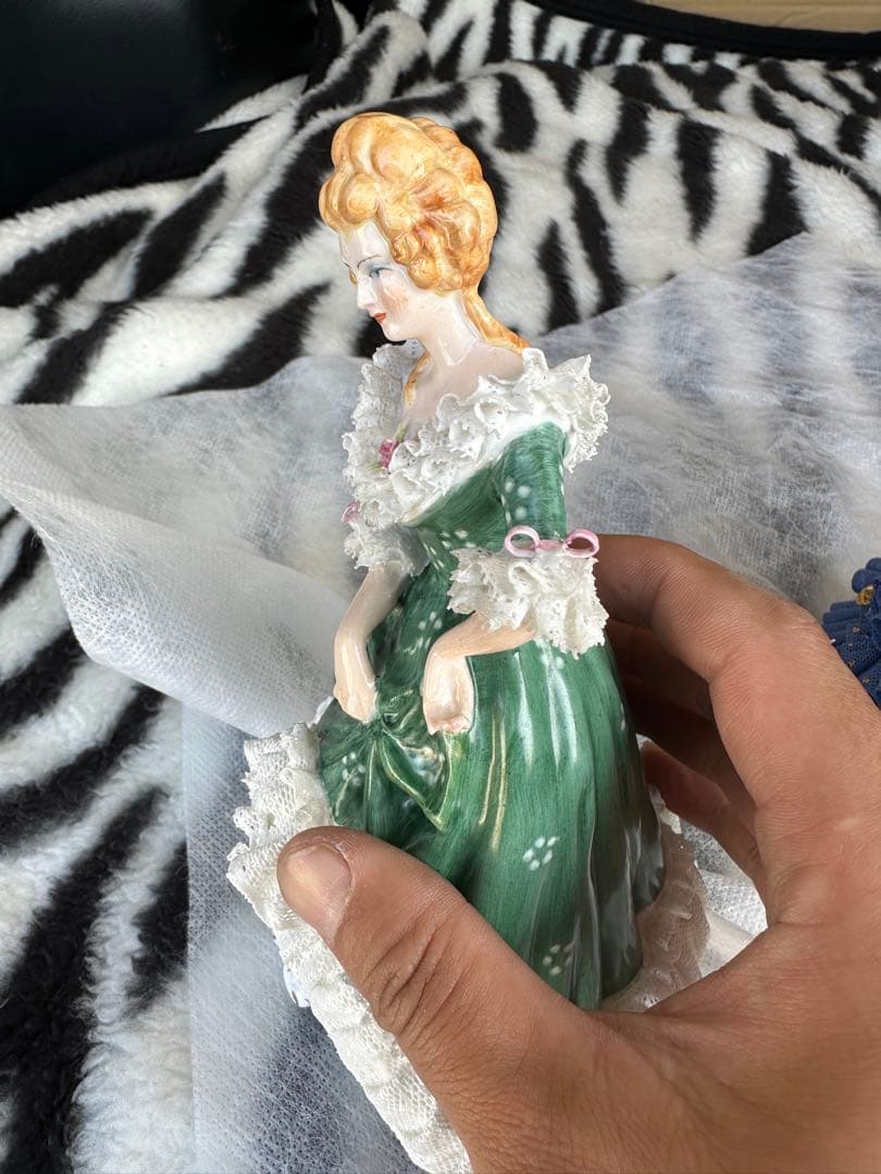 陶器製フリル人形 青色と緑色