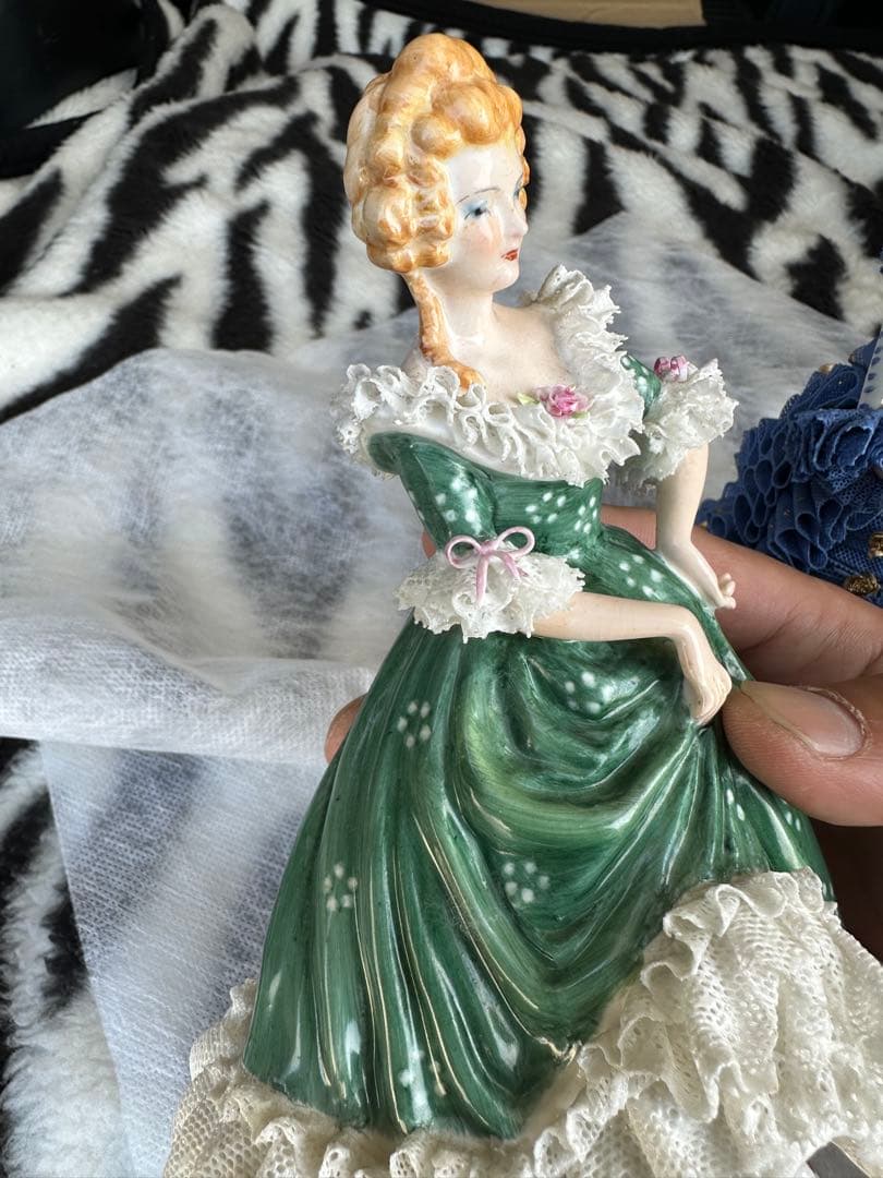 陶器製フリル人形 青色と緑色