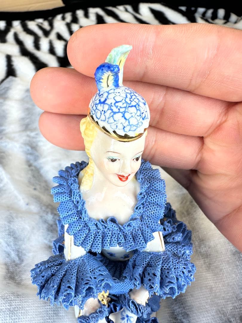 陶器製フリル人形 青色と緑色