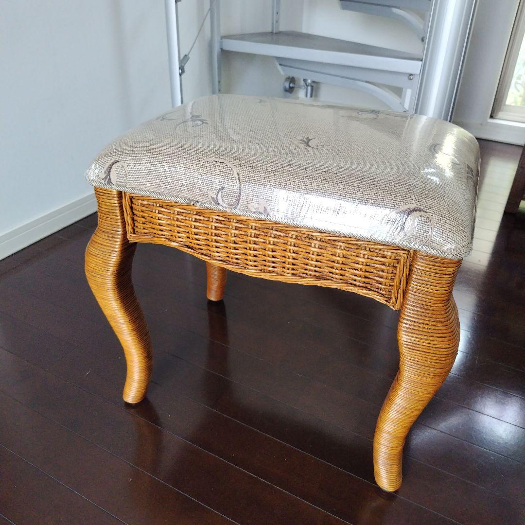 美品です!ラタン 籐 アンティーク 猫脚 ジャガード スツール オットマン 1脚