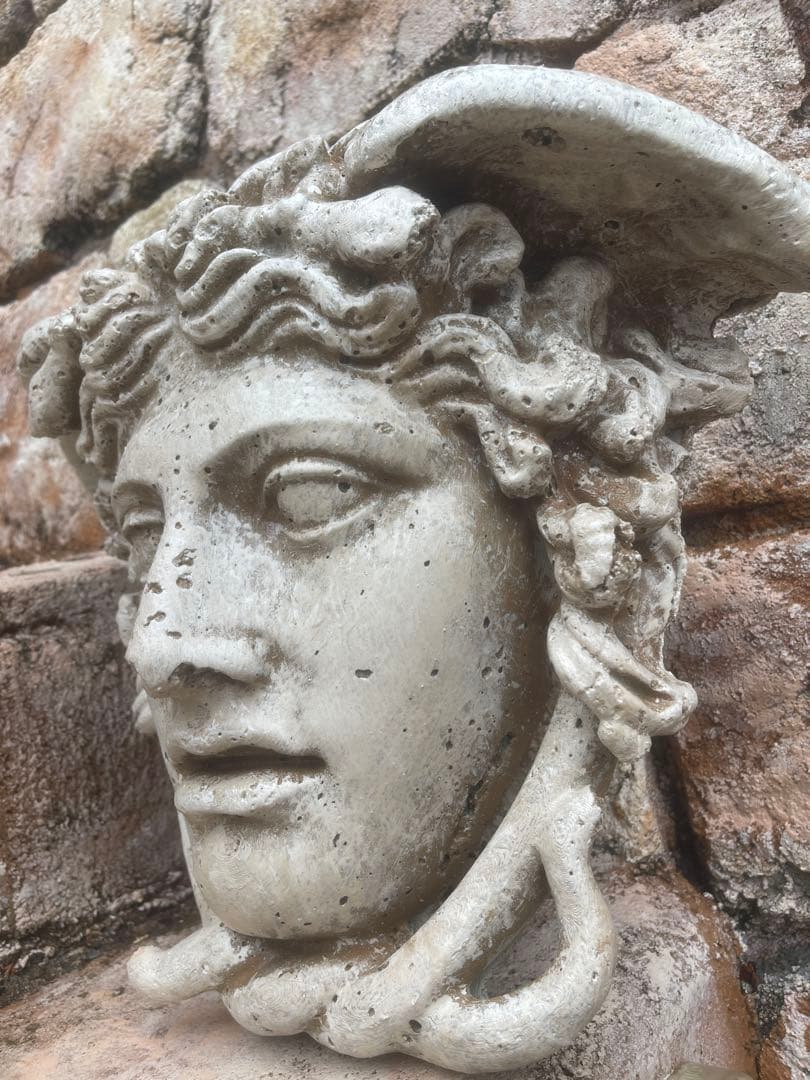 像メデューサ 高さ34сm・ゴルゴンの頭 壁掛 材質: コンクリート