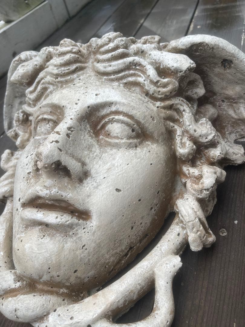 像メデューサ 高さ34сm・ゴルゴンの頭 壁掛 材質: コンクリート