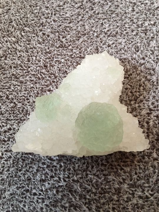 水晶とフローライトの共生！手のひらピッタリサイズの可愛い原石！