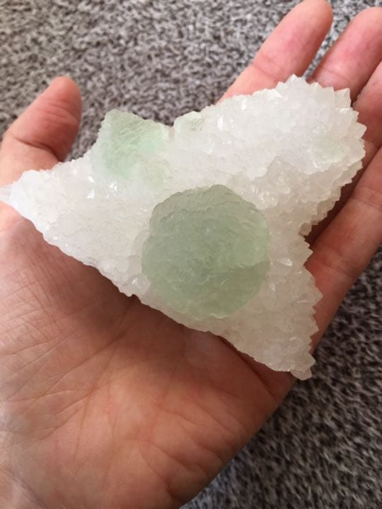 水晶とフローライトの共生！手のひらピッタリサイズの可愛い原石！