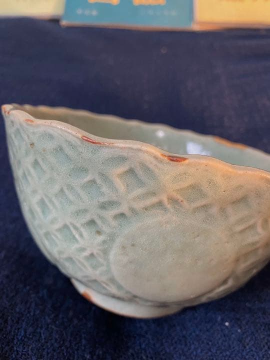 中国宋代龍泉窑葵口刻花碗、口沿有金修、 - メルカリ