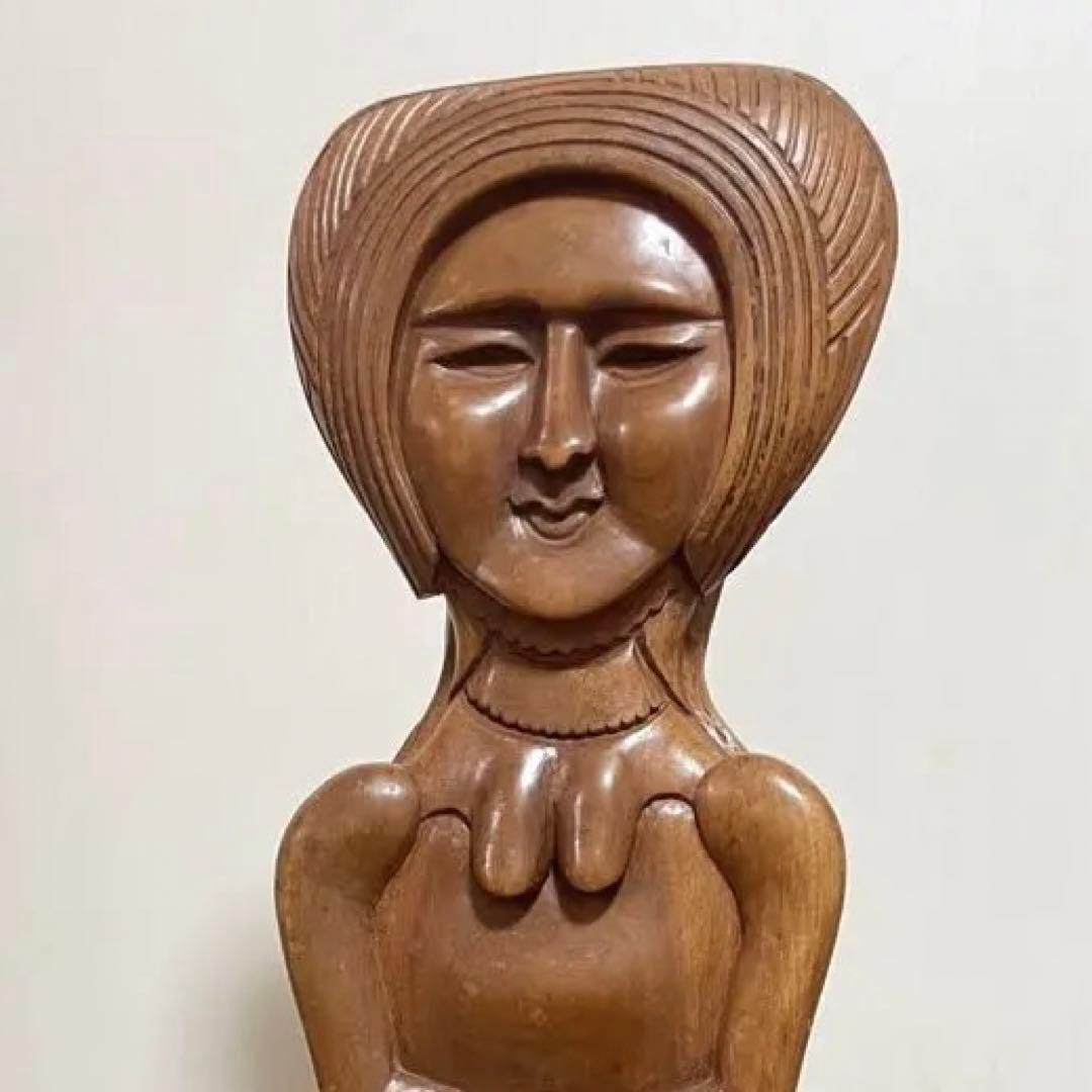 アンティークヒマラヤクルミ材のWELCOME LADYはインテリアの置物